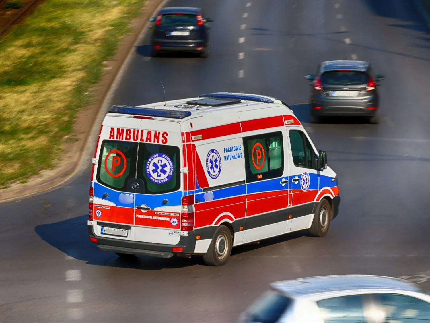 Karetka pogotowia w drodze, zdjęcie ilustracyjne