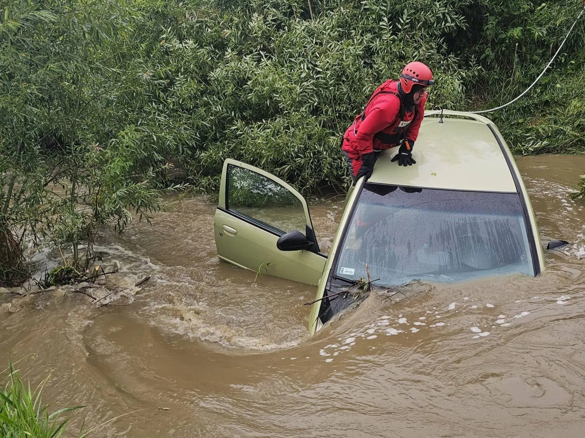 Strażak na samochodzie porwanym przez potok