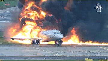 Tragiczne lądowanie i pożar samolotu Suchoj Superjet 100 na lotnisku w Moskwie