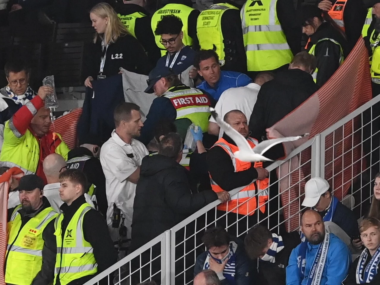 Służby medyczne w trakcie udzielania pomocy jednemu z fińskich kibiców