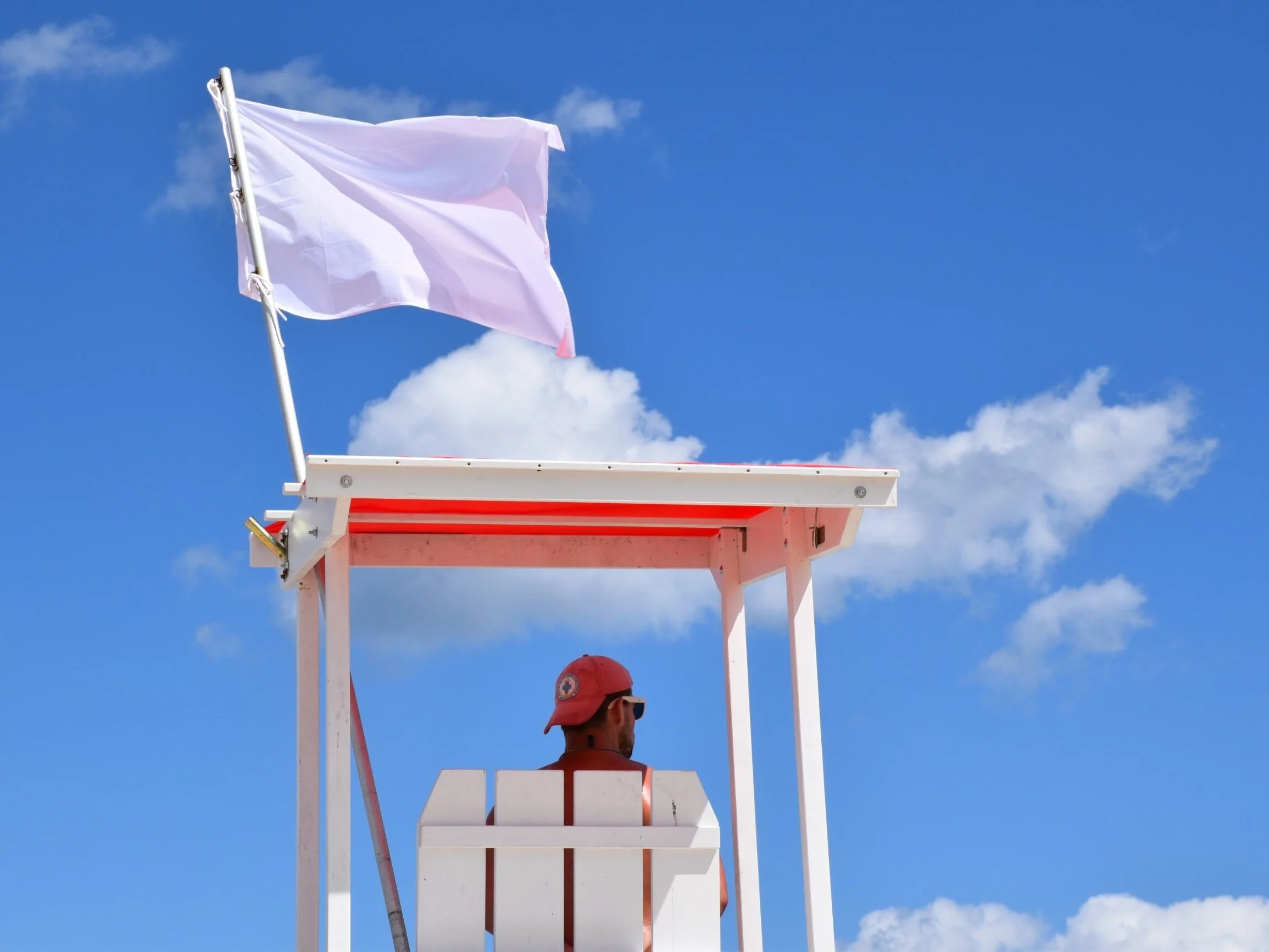 Ratownik na plaży w Świnoujściu.