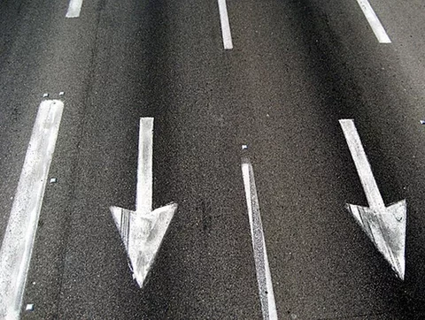 Wyremontowana droga zaczęła topić się w upale (fot. sxc.hu)
