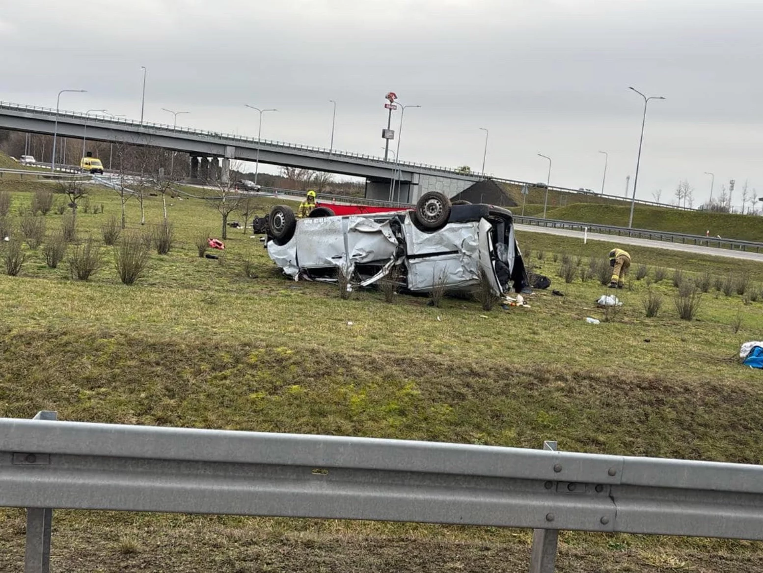 Wypadek busa na autostradzie A2