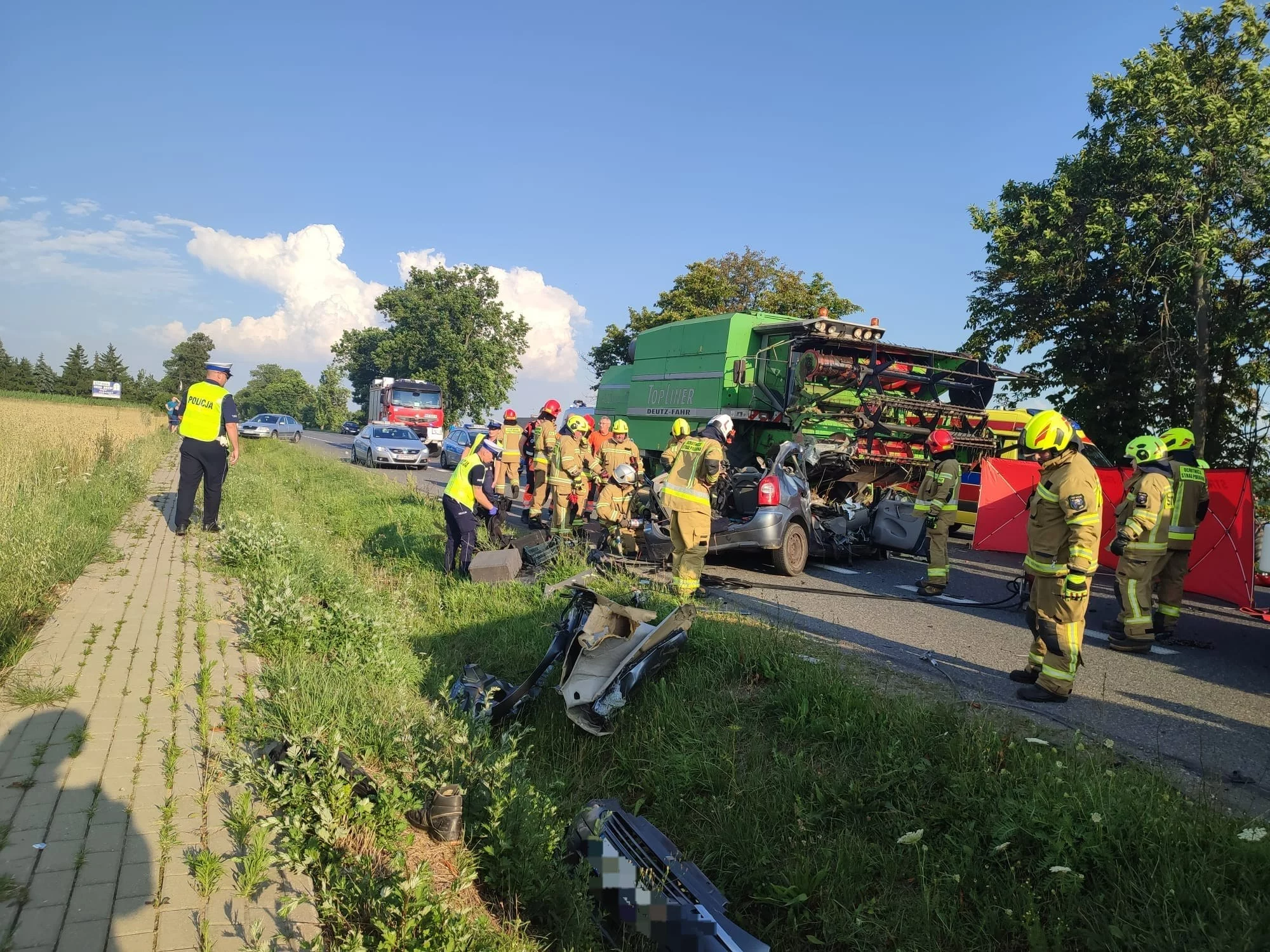 Zderzenie osobówki z kombajnem na DK2 pod Siedlcami