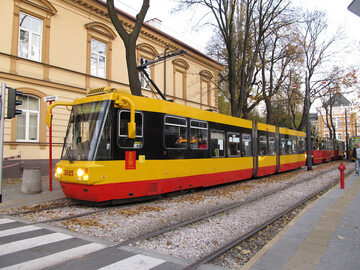 Tramwaj linii „18” na ul. Jagiellońskiej w Warszawie, zdjęcie ilustracyjne