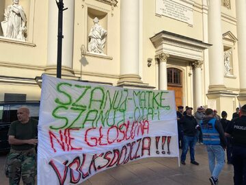 Transparenty na wiecu w Warszawie