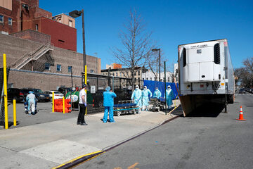 Transport ciał ofiar koronawirusa w Nowym Jorku