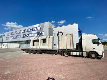 Transport elementów prefabrykowanych z fabryki w Polsce na plac budowy Szwecji wymaga dobrze dopracowanych rozwiązań logistycznych.