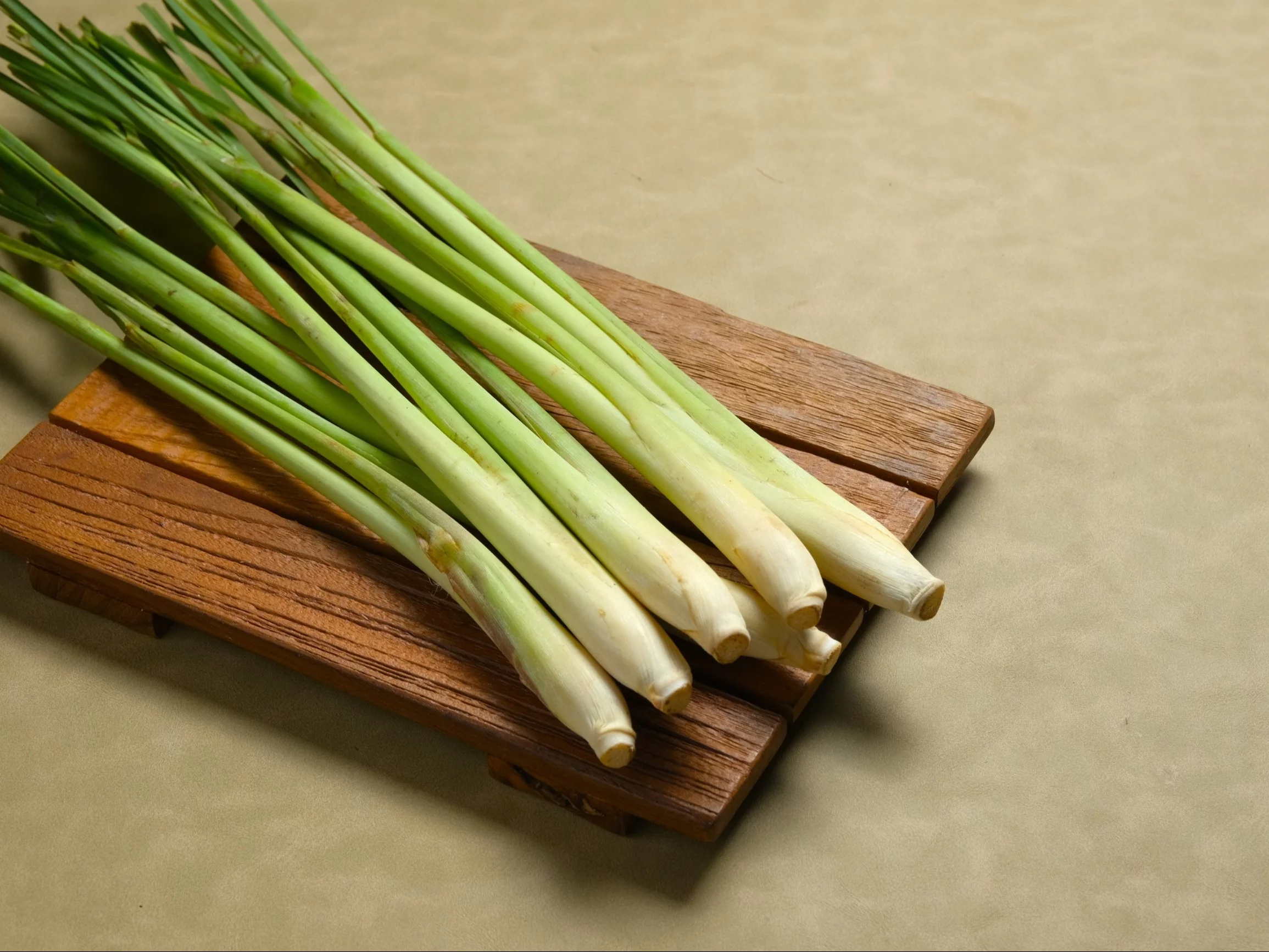 Trawa cytrynowa na desce, zdjęcie ilustracyjne