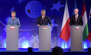 Trójka z czterech przedstawicieli krajów V4, od lewej: premier Polski Beata Szydło, premier Węgier Viktor Orban i premier Czech Bohuslav Sobotka