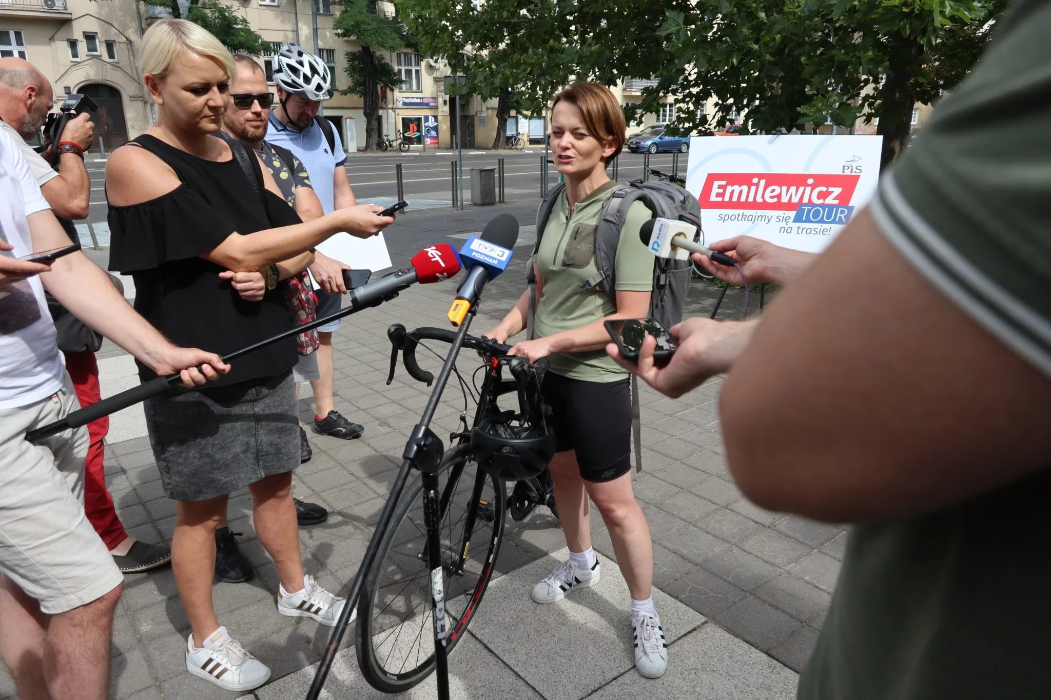 Jadwiga Emilewicz rozpoczyna swoją kampanię wyborczą na rowerze