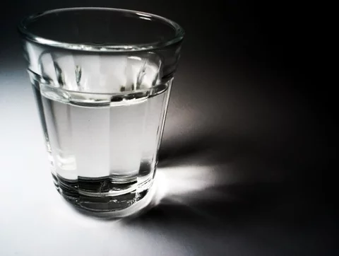Trzeba uważać na alkohol niewiadomego pochodzenia (fot. sxc.hu)