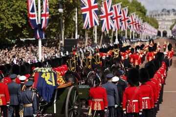 Trumna królowej Elżbiety II w drodze z Pałacu Buckingham do Pałacu Westminsterskiego