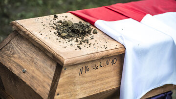 Trumna ze szczątkami żołnierza z 49 Pułku Wołyńskiego