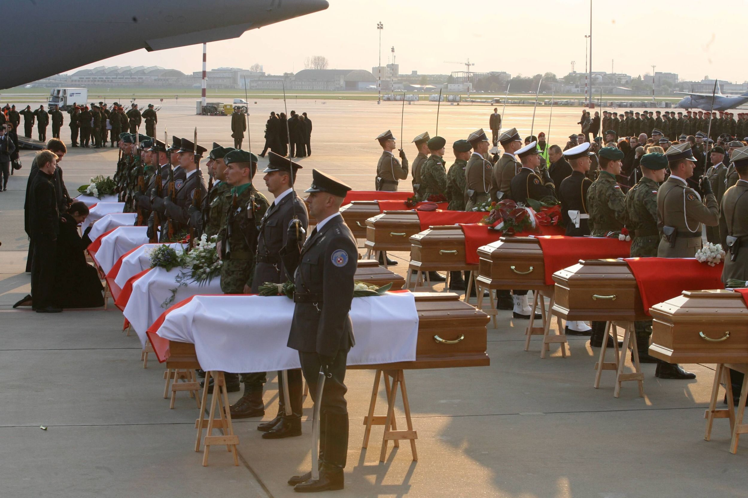 Trumny ofiar katastrofy smoleńskiej na płycie lotniska Okęcie