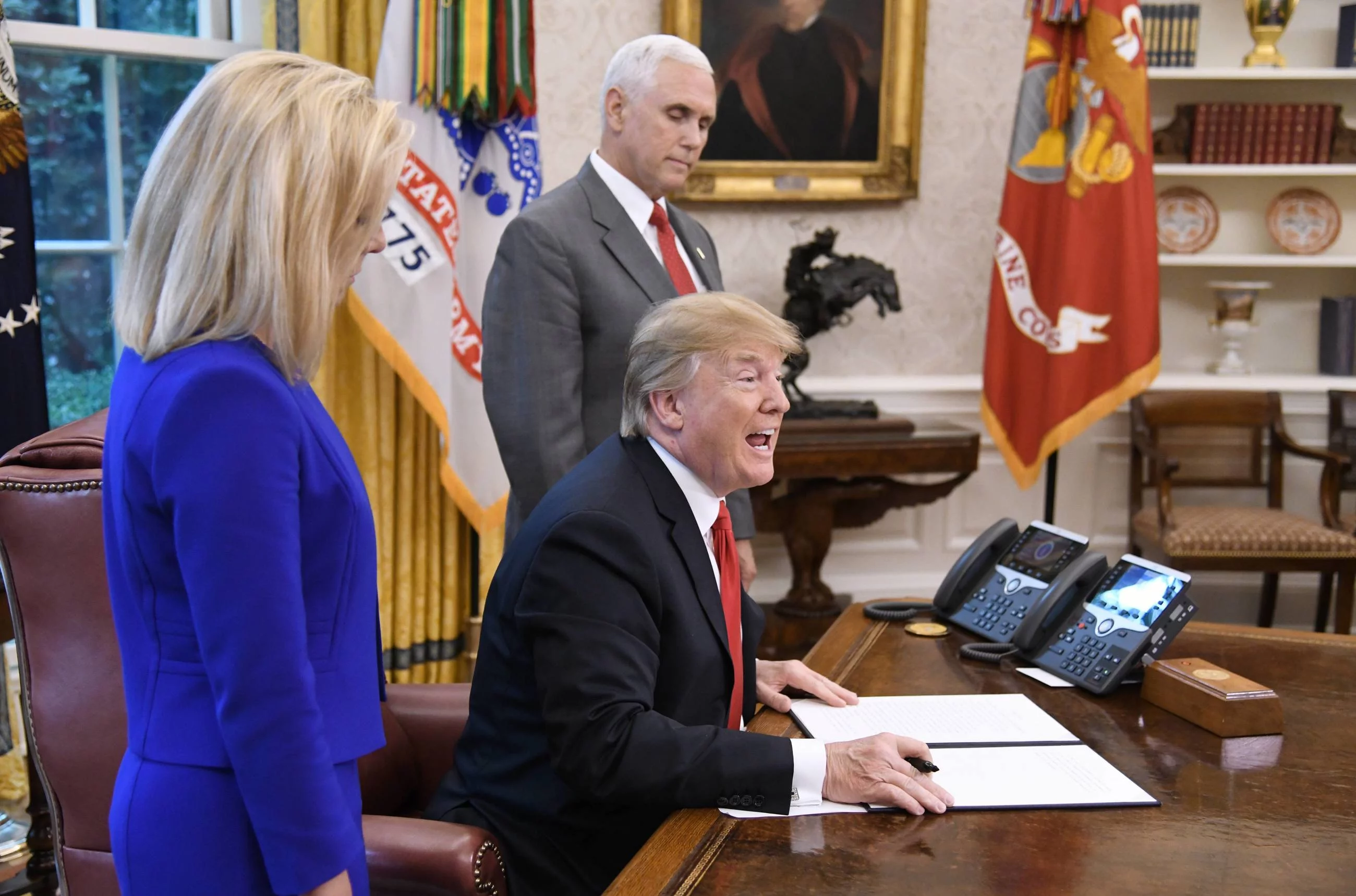 Donald Trump podpisuje prezydencki dekret