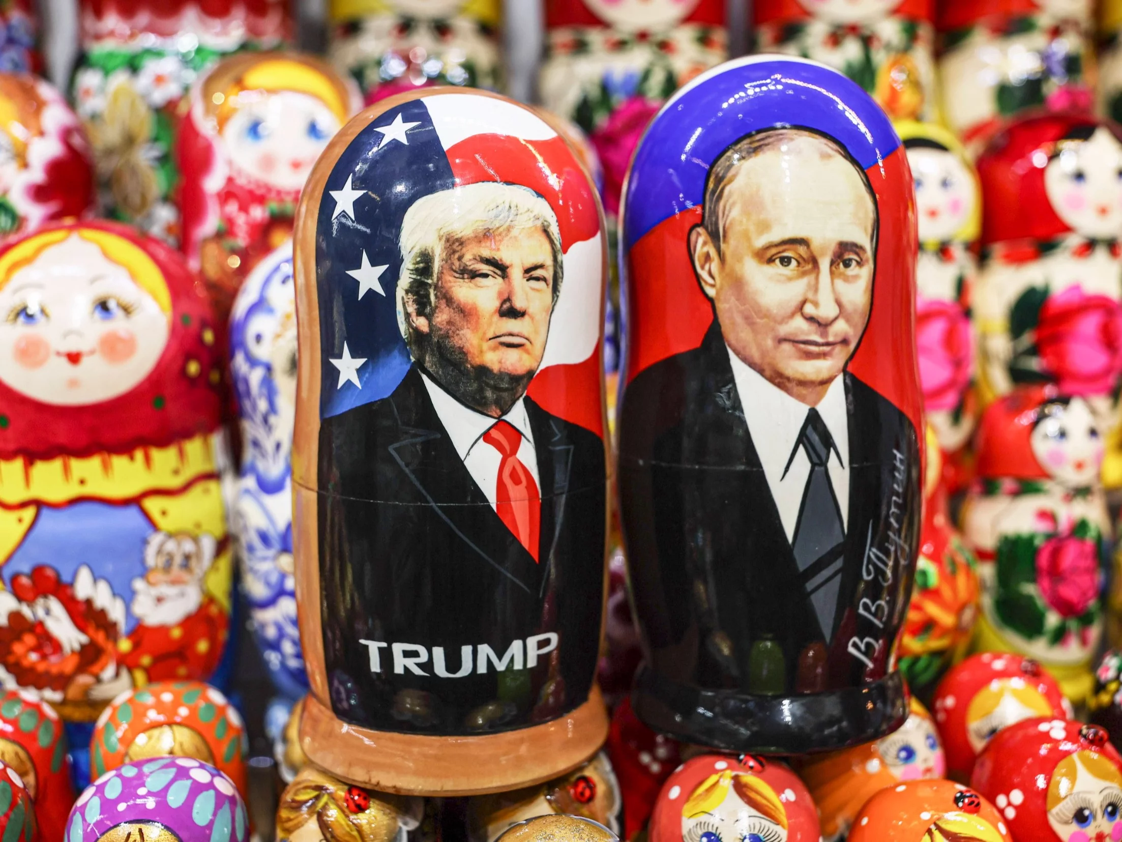 Matrioszki z Trumpem i Putinem na stoisku w Moskwie