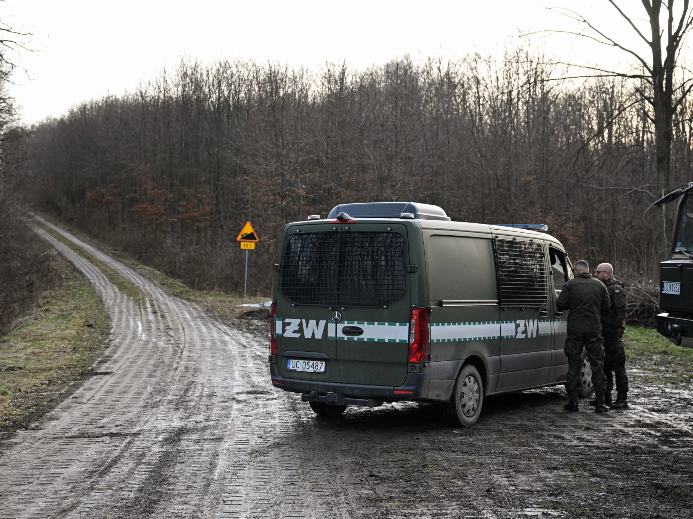 Poszukiwania niezidentyfikowanego obiektu, który wleciał do Polski od strony Ukrainy. Na zdjęciu Żandarmeria Wojskowa w miejscowości Sosnowa Dębowa