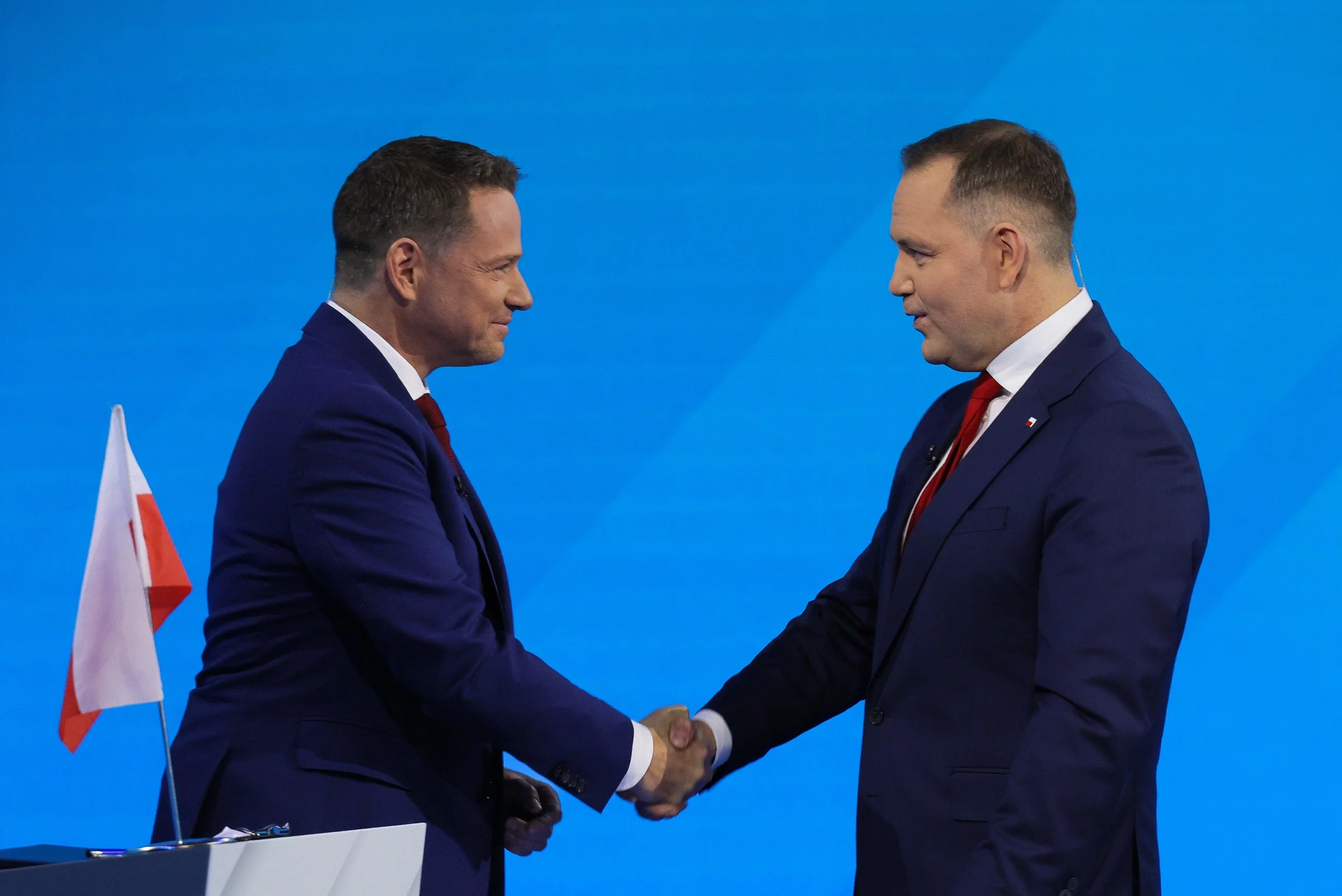 Niespodzianka w najnowszym sondażu. Różnica między kandydatami topnieje