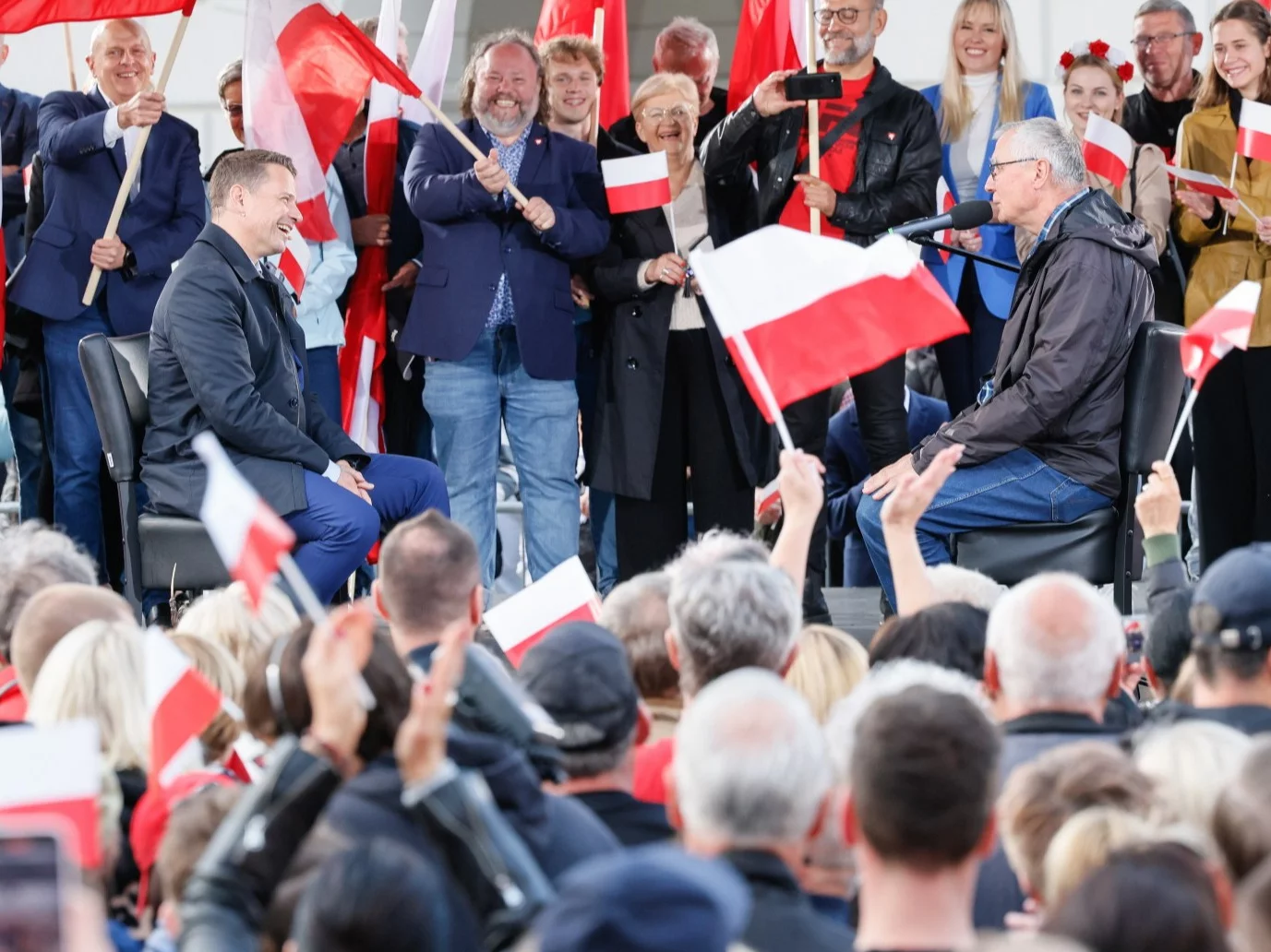 Rafał Trzaskowski w rozmowie z mieszkańcem Kalisza