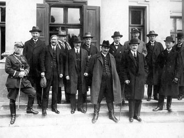 Trzeci rząd Wincentego Witosa po zaprzysiężeniu w 1926 roku. W środku premier Wincenty Witos