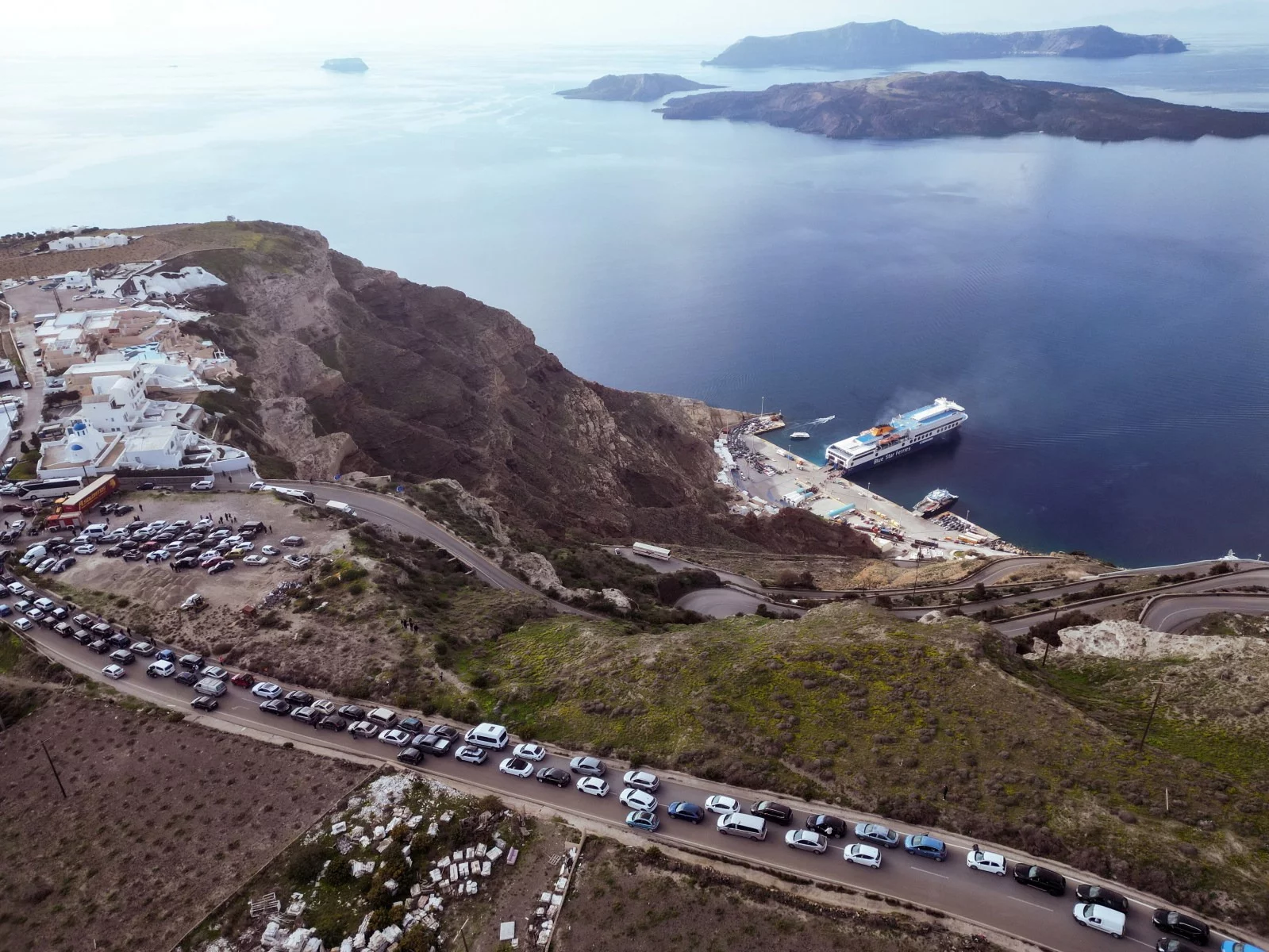 Kolejki aut na Santorini. Mieszkańcy uciekają przed trzęsieniem ziemi