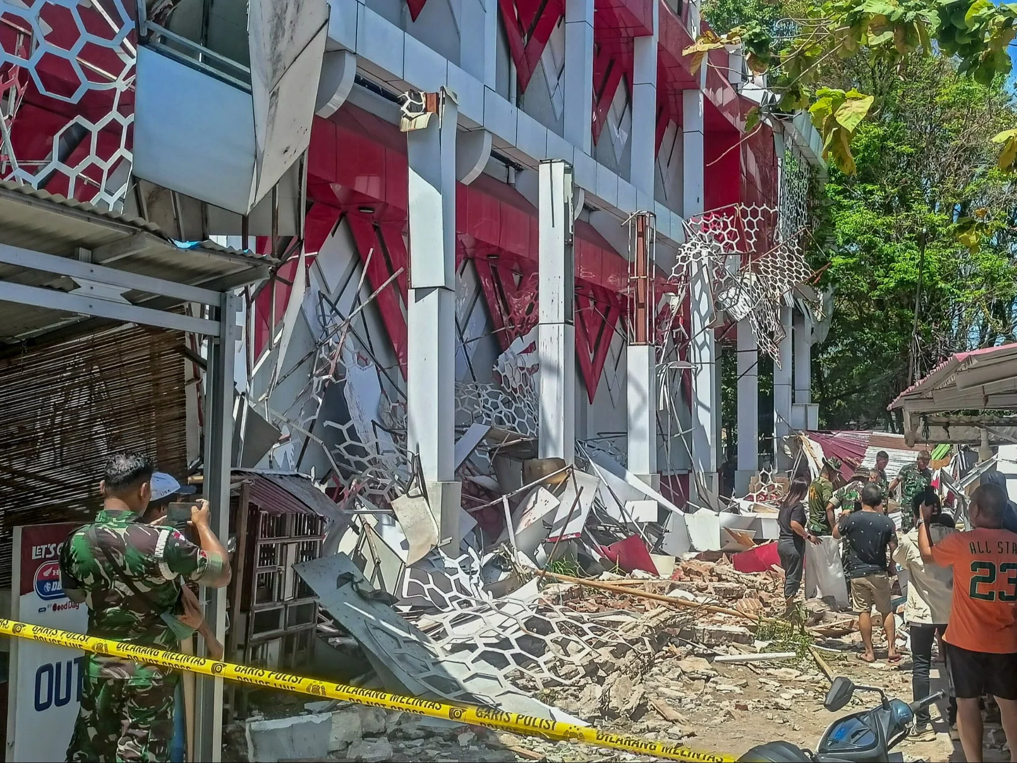 Panika na ulicach i zawalone budynki. Silne trzęsienie ziemi w Indonezji