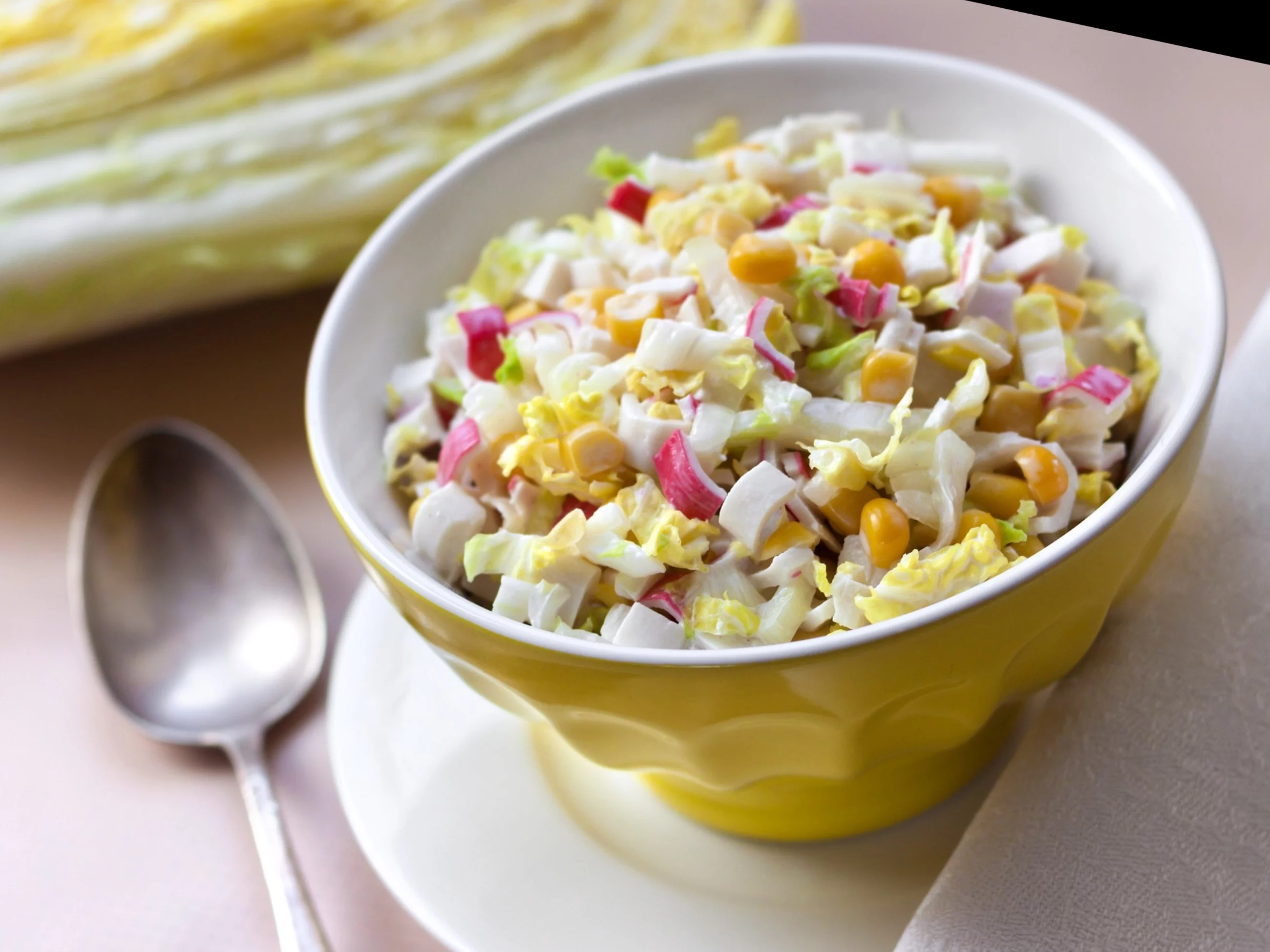 Sałatka z paluszkami surimi