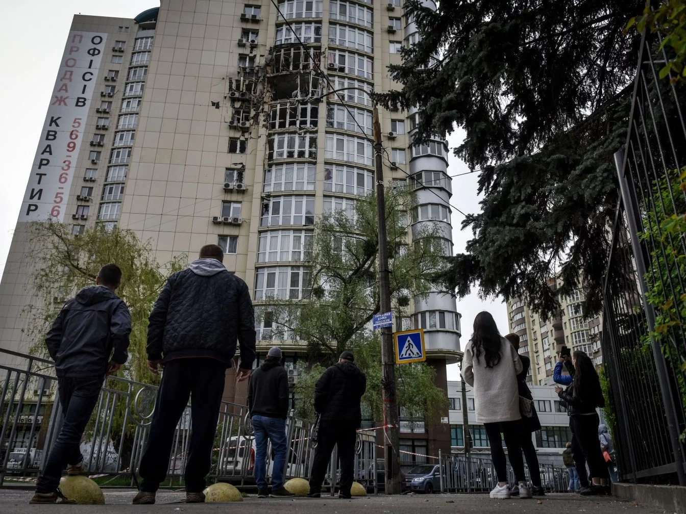 Zniszczony blok w Kijowie po ostatnich atakach dronami