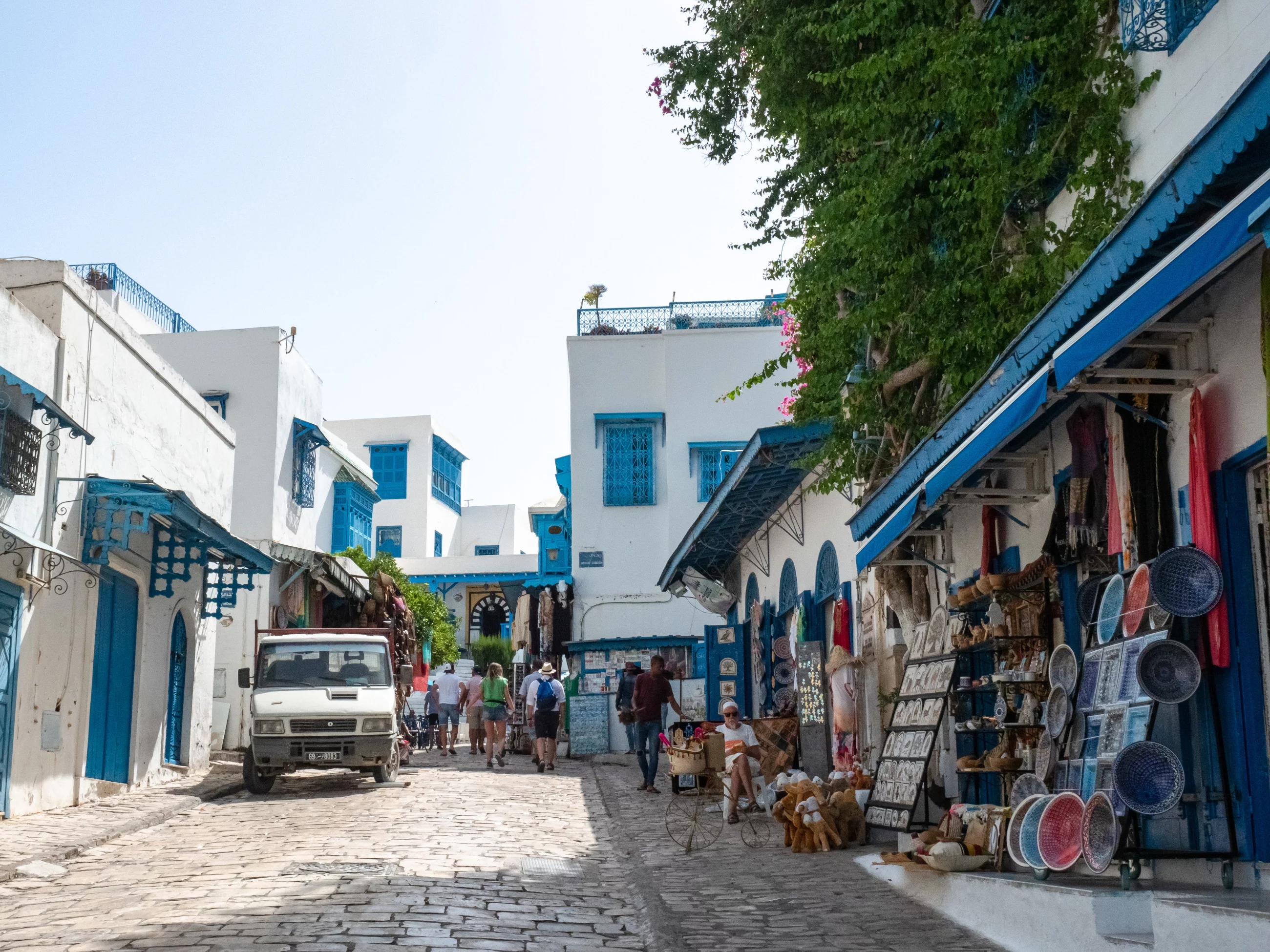 Kramy i restauracje na głównej ulicy w Sidi Bou Said