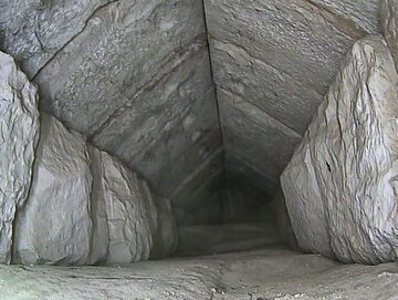 Tunel odkryty przez międzynarodowy zespół archeologów w Piramidzie Cheopsa