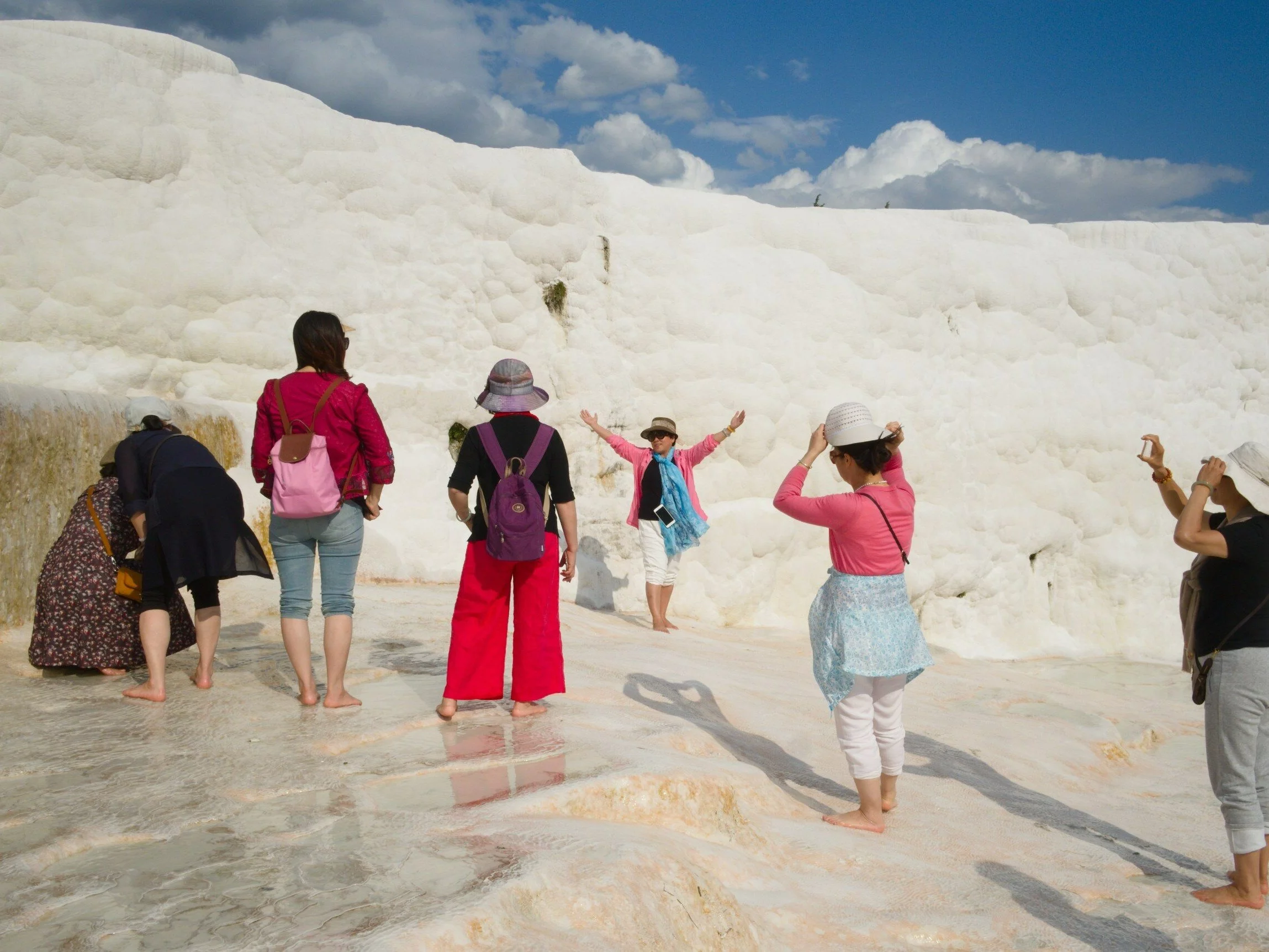 Turyści na Pamukkale w Turcji