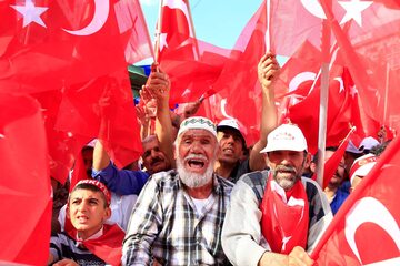 Turcy na demonstracji popierającej Erdogana