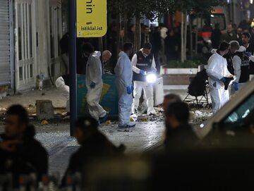 Tureccy śledczy w miejscu zamachu