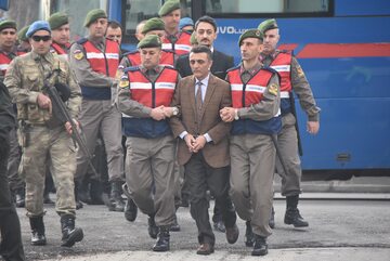 Tureccy żołnierze biorący udział w puczu, prowadzeni na rozprawę