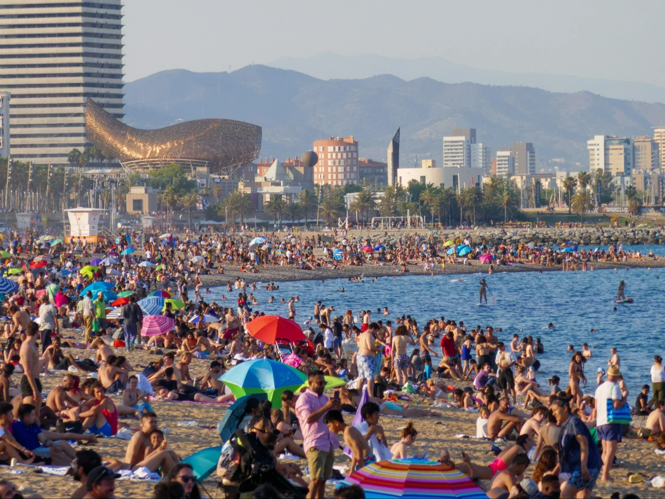 Tłumy na plaży w Barcelonie