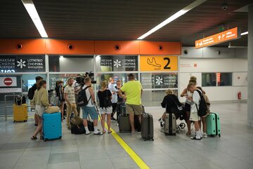 Turyści ewakuowani z greckiej wyspy Rodos wylądowali na lotnisku Chopina w Warszawie