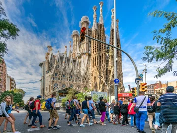 Turyści i Sagrada Familia