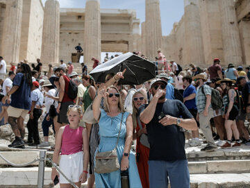Turyści na Akropolu, 11 czerwca