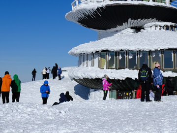 Turyści na dachu obserwatorium na Śnieżce