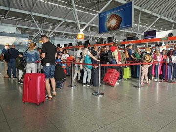Turyści na lotnisku Chopina, zdjęcie ilustracyjne