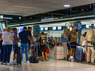 Turyści na lotnisku