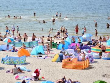 Turyści na plaży nad Bałtykiem