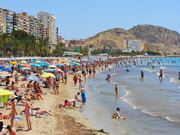 Turyści na plaży w Alicante
