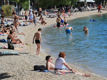 Turyści na plaży w Chorwacji