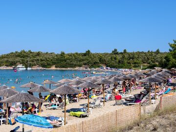 Turyści na plaży w Grecji
