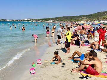 Turyści na plaży w Turcji