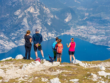Turyści nad jeziorem Garda