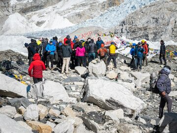 Turyści pod Mount Everest, zdjęcie ilustracyjne