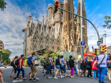 Turyści pod Sagrada Familia w Barcelonie